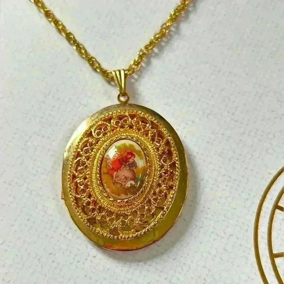 Vintage feminine gold tone oval locket with image of lovers 24” - Picture 2 of 7